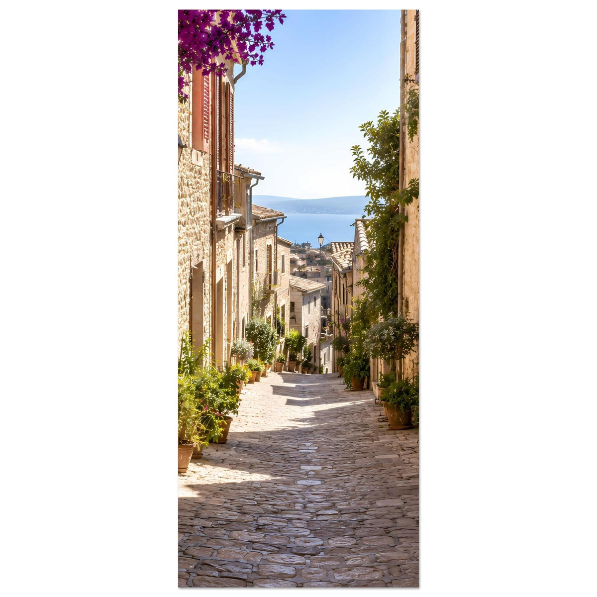 Kleineres Hochformat-Fotoposter: schmale mediterrane Gasse mit Steinhäusern, Grünpflanzen und Blüten