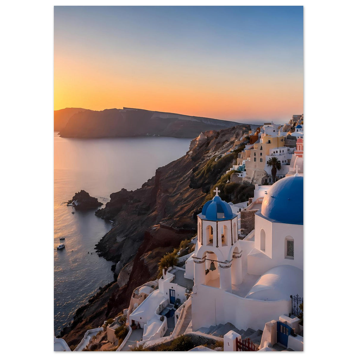 Vertikales Poster: Santorini-Küste mit blauen Kirchenkuppeln und Sonnenuntergang am Wasser