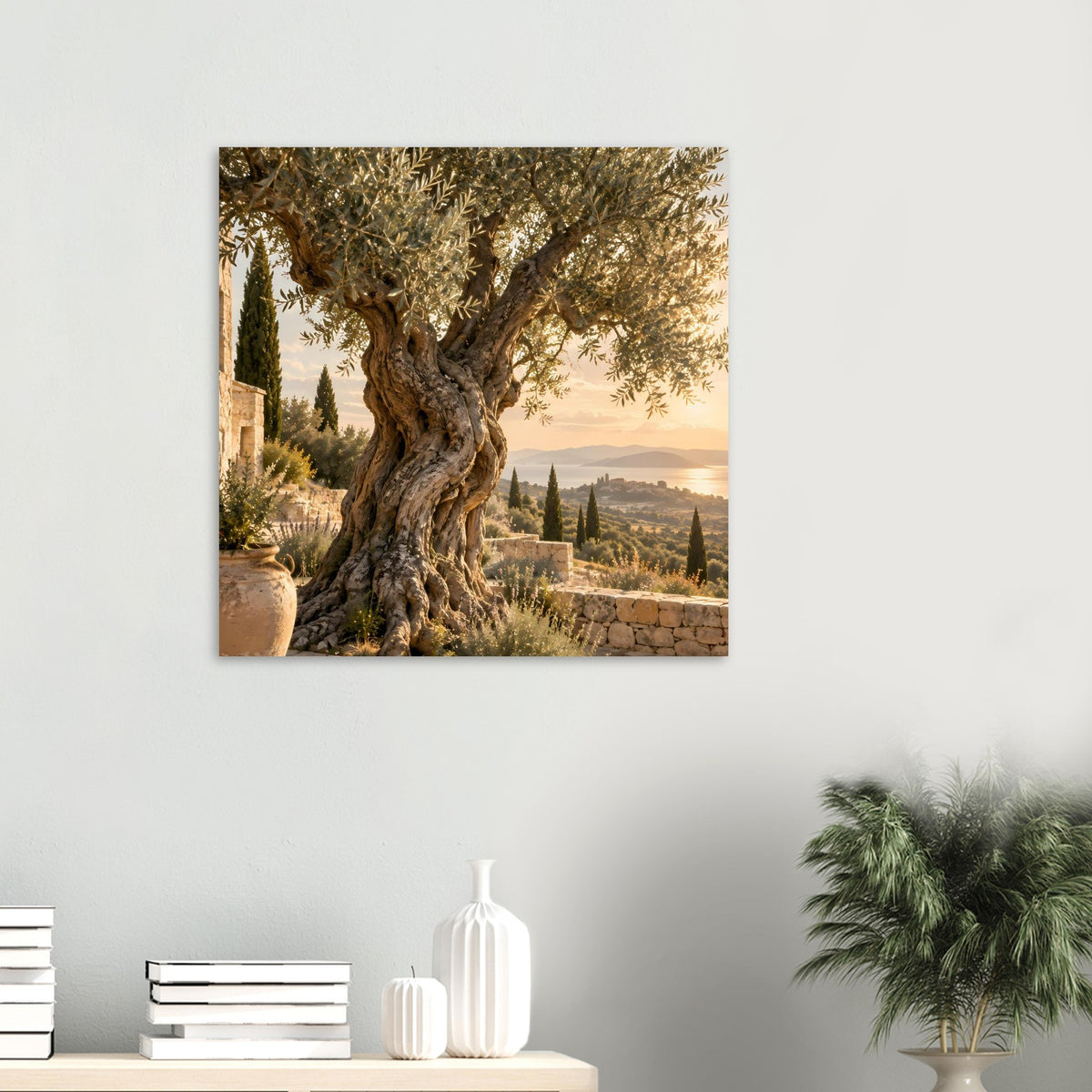 Quadratisches Poster mit knorrigem Olivenbaum und mediterraner Küstenkulisse