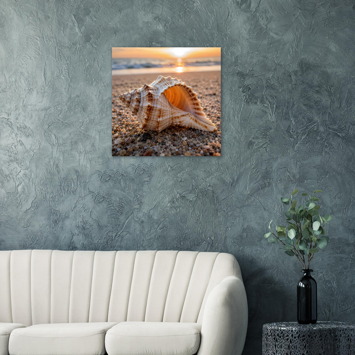 Strandposter mit Muschel und Sonnenuntergang über dem Kiesstrand, quadratisch