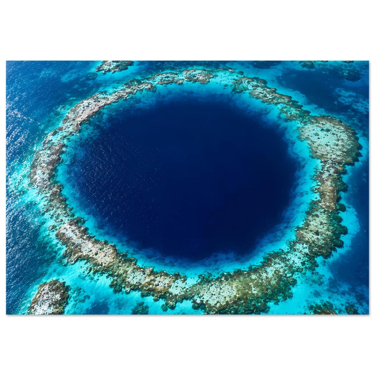 Horizontales Wandposter mit rundem Korallenkranz um tiefen blauen Abgrund