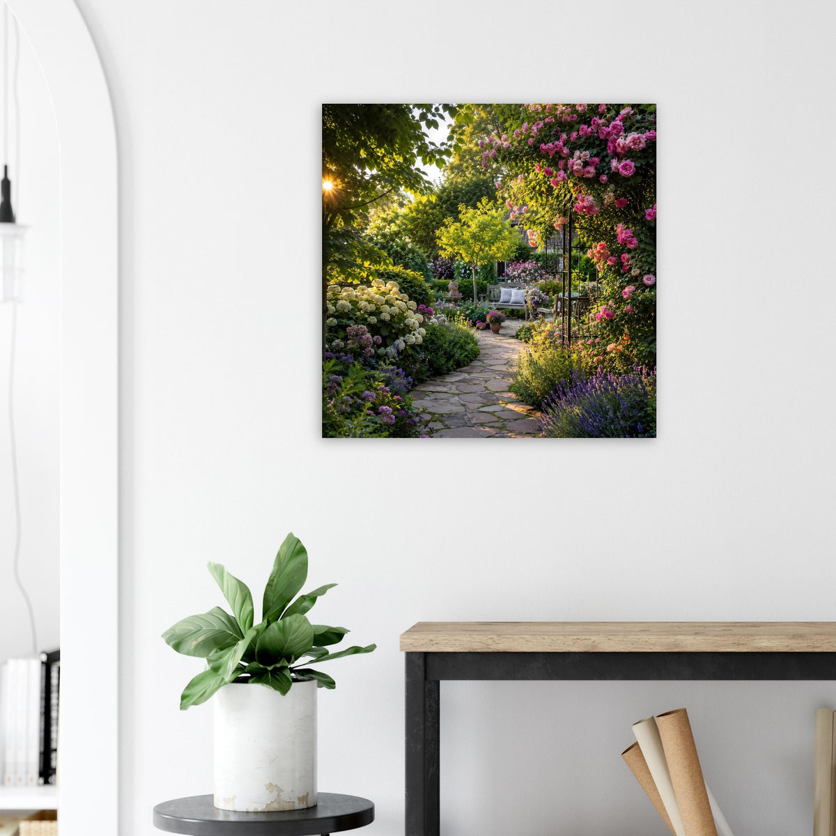Quadratisches Poster mit Gartenweg, bunten Blumen und Bank zwischen blühenden Beeten