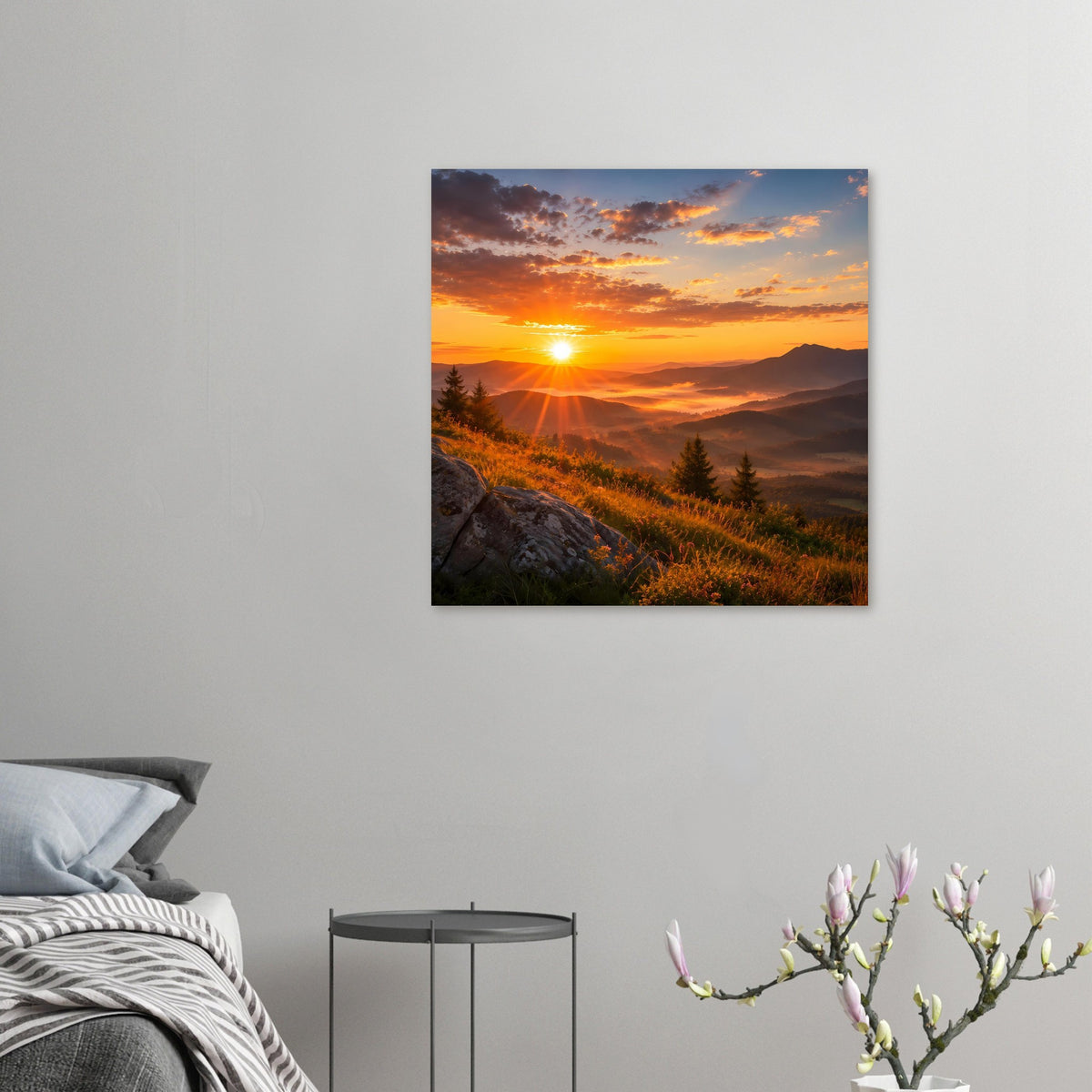 Kleines Landschaftsposter mit Sonnenaufgang, orange Himmel, Bergtal, Wiesen und Tannen