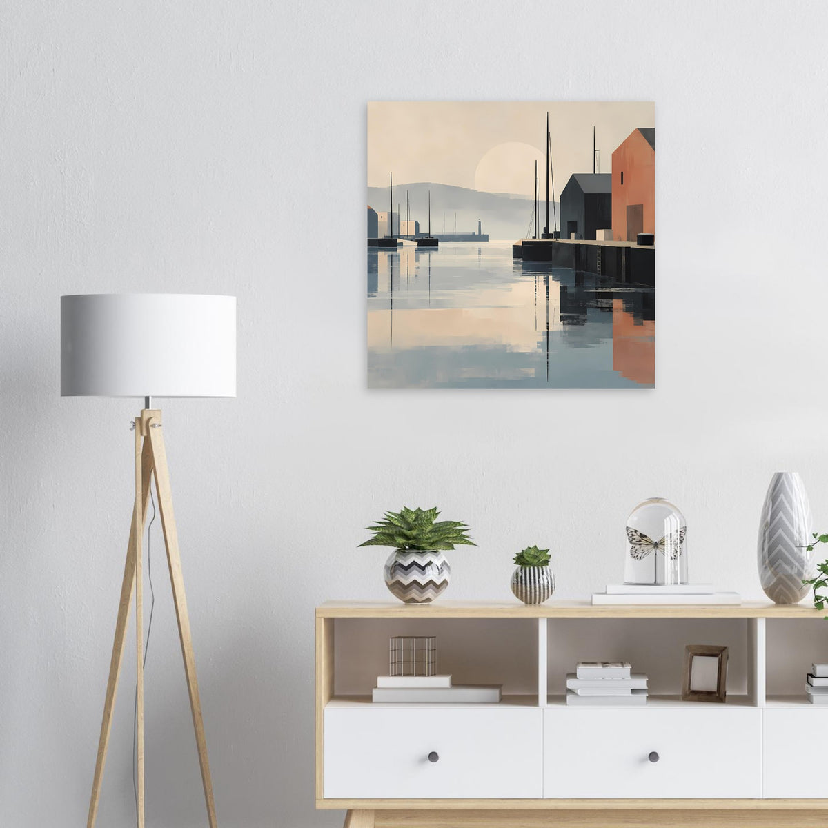 Quadratisches Poster mit Hafenmotiv, spiegelndem Wasser und warmem Abendhimmel.