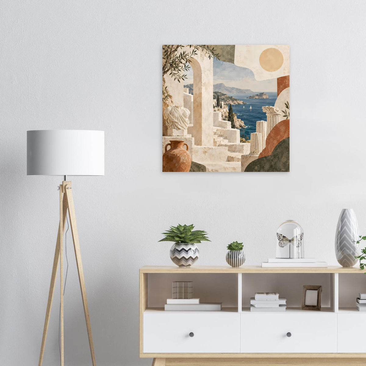 Mediterranes Urlaubs-Poster mit historischer Steingasse, Meerblick und Terrakotta-Vasen