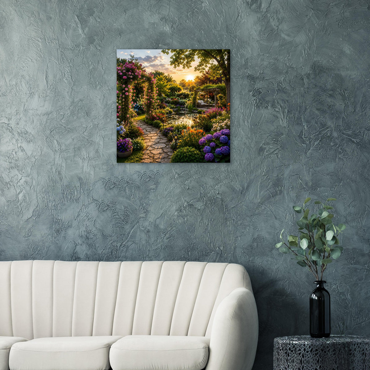 Quadratisches Gartenposter mit Blumenweg, Grünpflanzen und goldenem Abendlicht