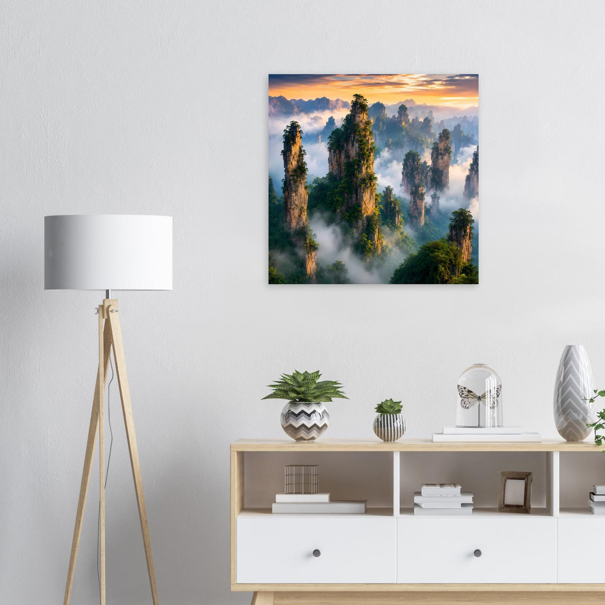 Quadratisches Poster mit hohen Felsformationen, bewölktem Nebel und Sonnenaufgang