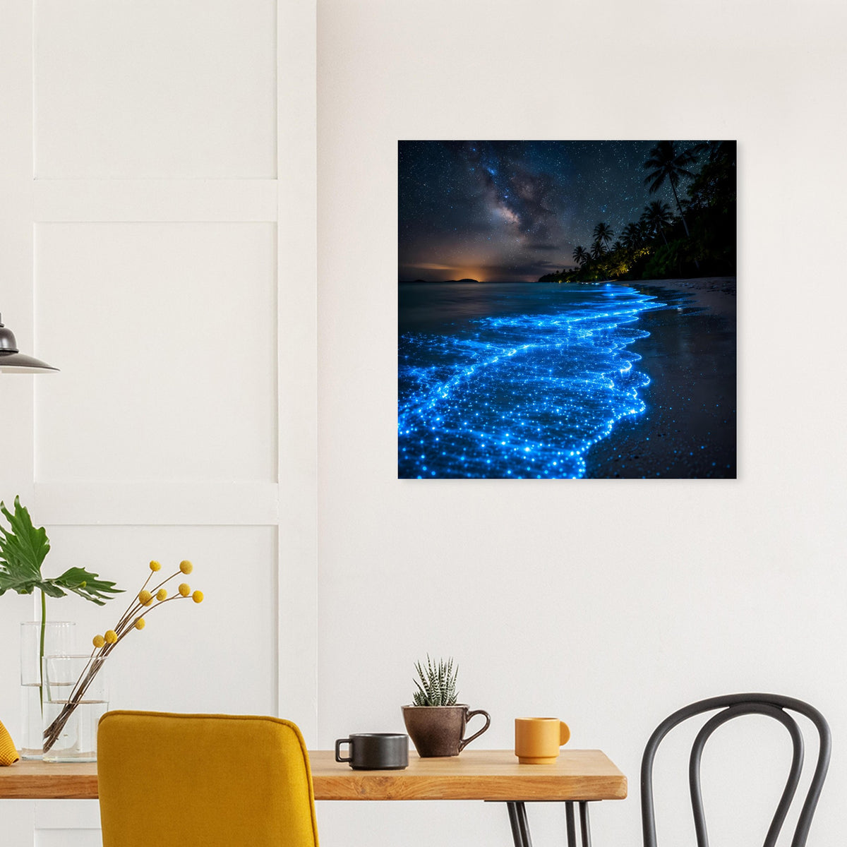 Quadratisches Strandposter mit blau leuchtenden Wellen am Nachthimmel