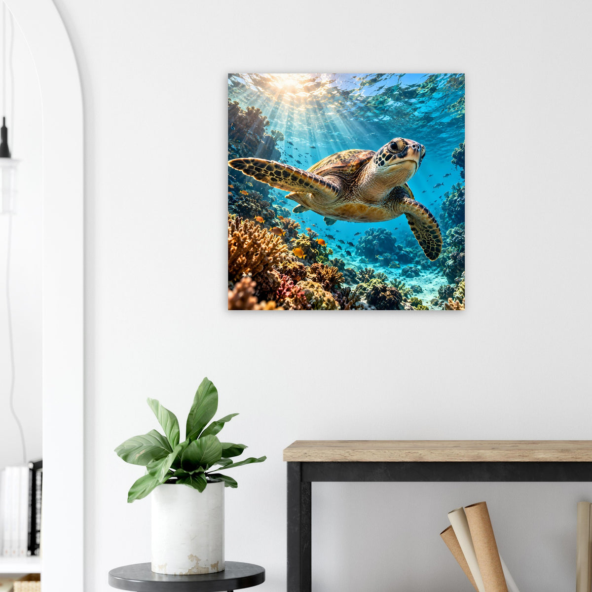 Quadratisches Poster mit Meeresschildkröte nahe Korallen im hellen Unterwasserlicht