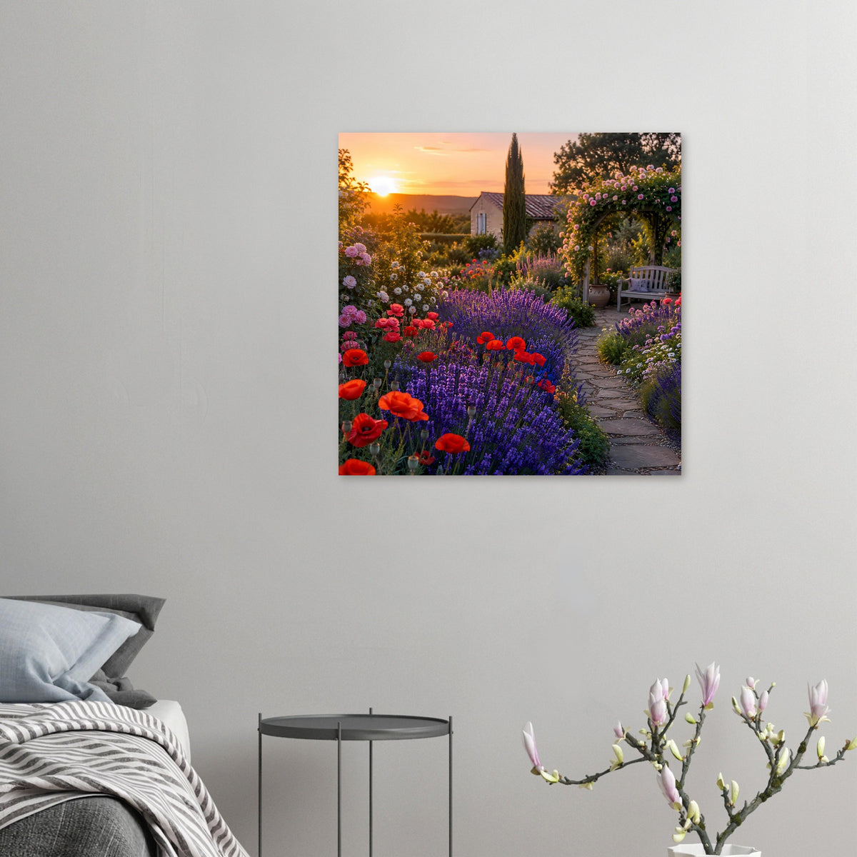 Kleines Poster: blühender Gartenweg mit Lavendel und roten Mohnblüten im Sonnenuntergang