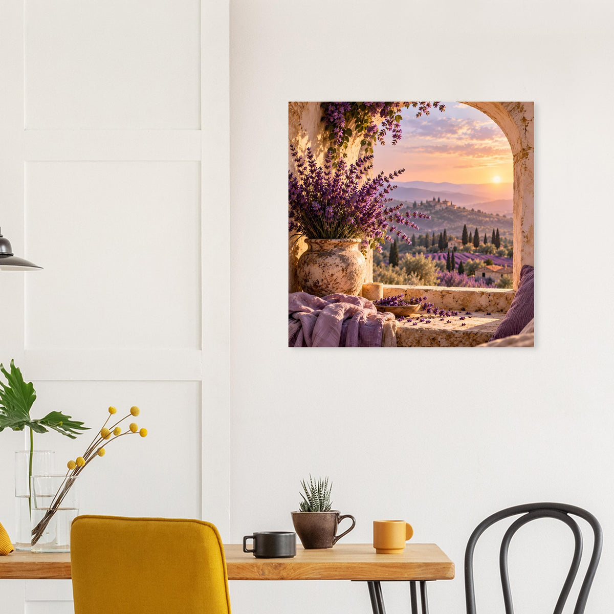 Quadratisches Poster: Lavendelbüsche, Sonnenuntergangshimmel und Landschaft mit Häusern