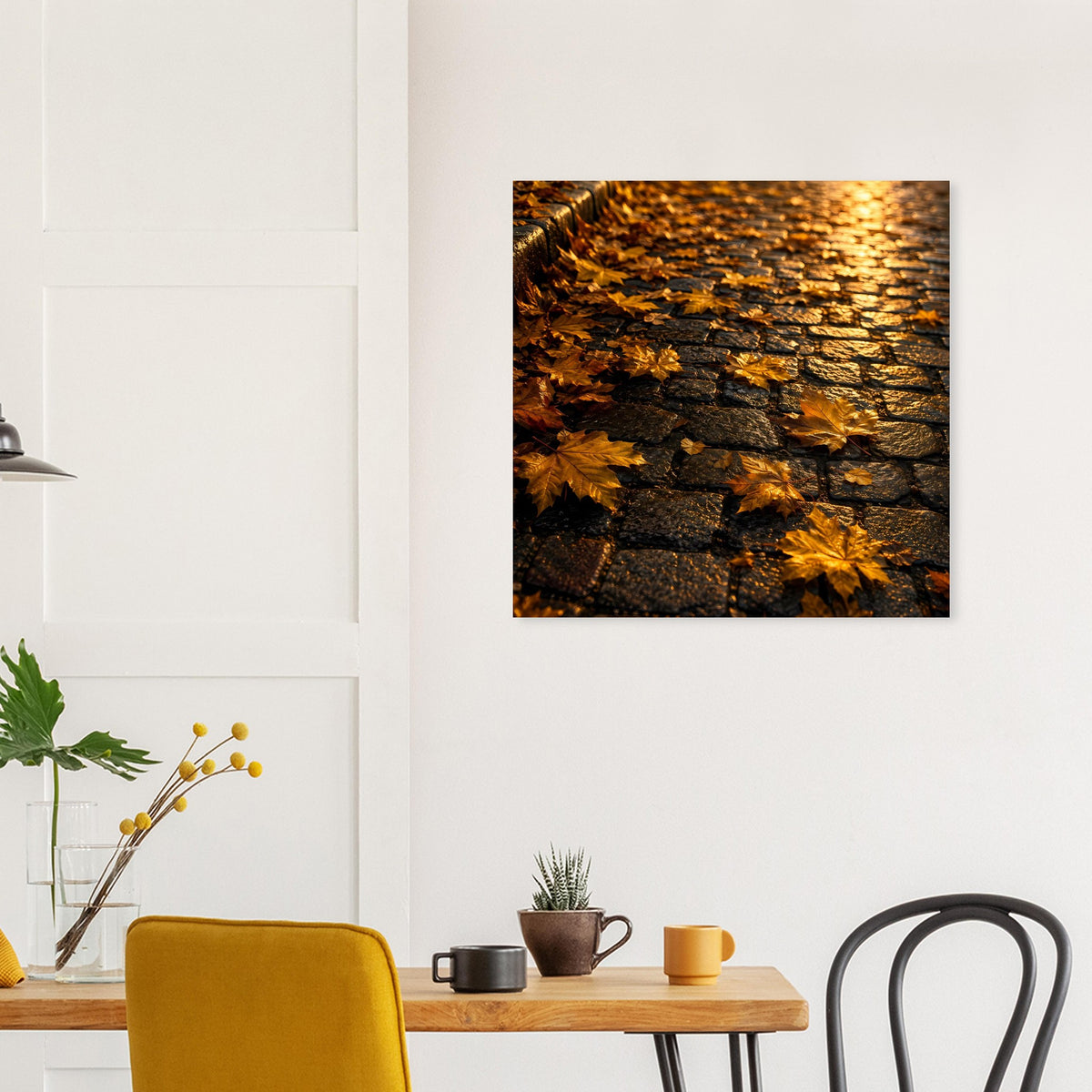 Quadratisches Poster: Herbstlaub und Steinstruktur mit goldener Lichtzone am oberen Rand