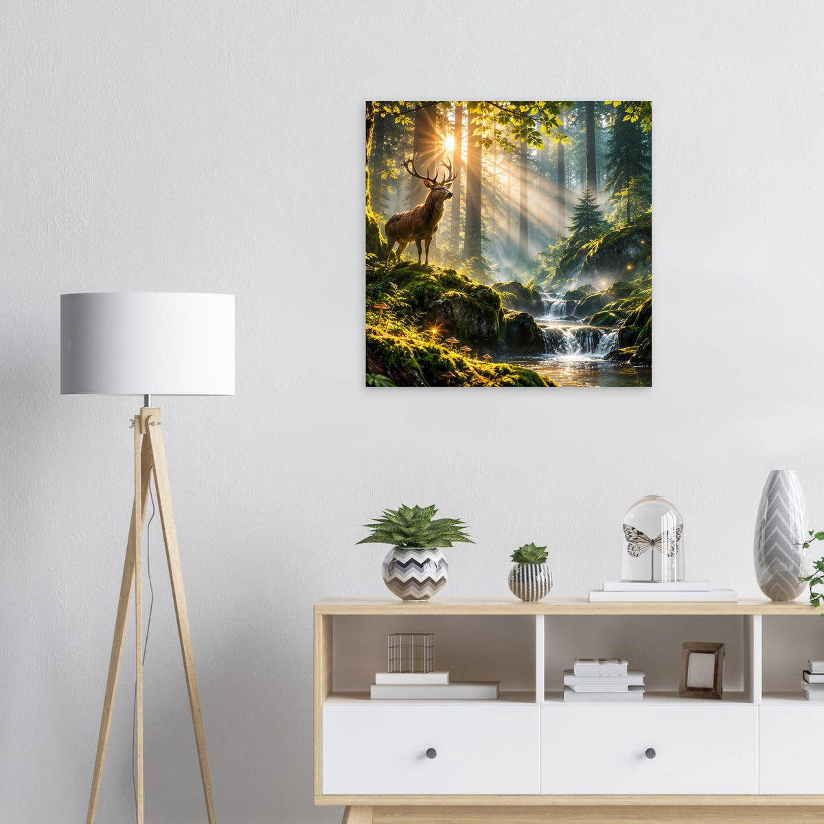Quadratisches Poster: Hirsch vor Bachlauf im Wald mit Sonnenstrahlen