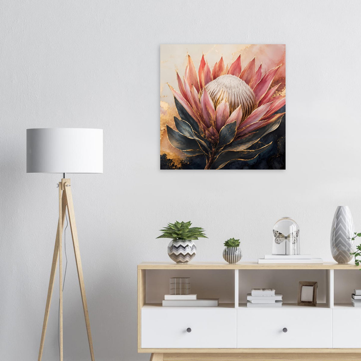 Botanisches Poster mit Königsprotea in Altrosa und Gold, umgeben von dunklem Blattwerk