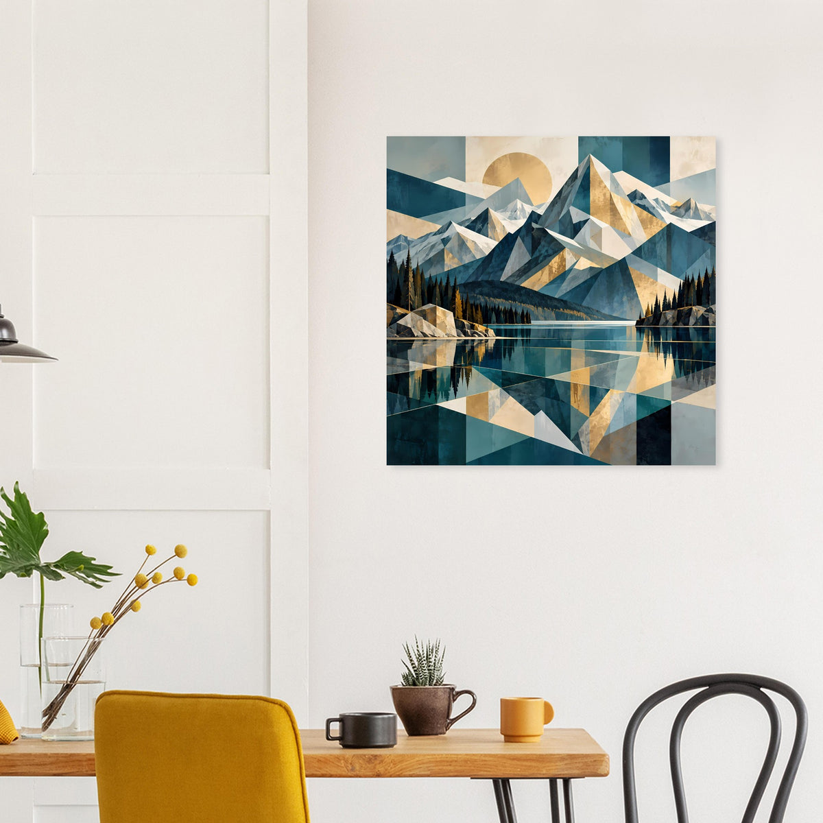 Quadratisches Poster mit geometrischer Berglandschaft, warmen Beige- und Blautönen.