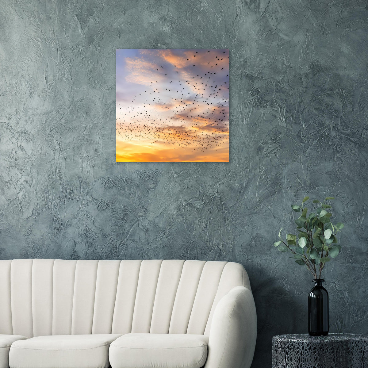 Quadratisches Wandposter mit Abendhimmel, warmen Goldtönen und Vogelschwärmen