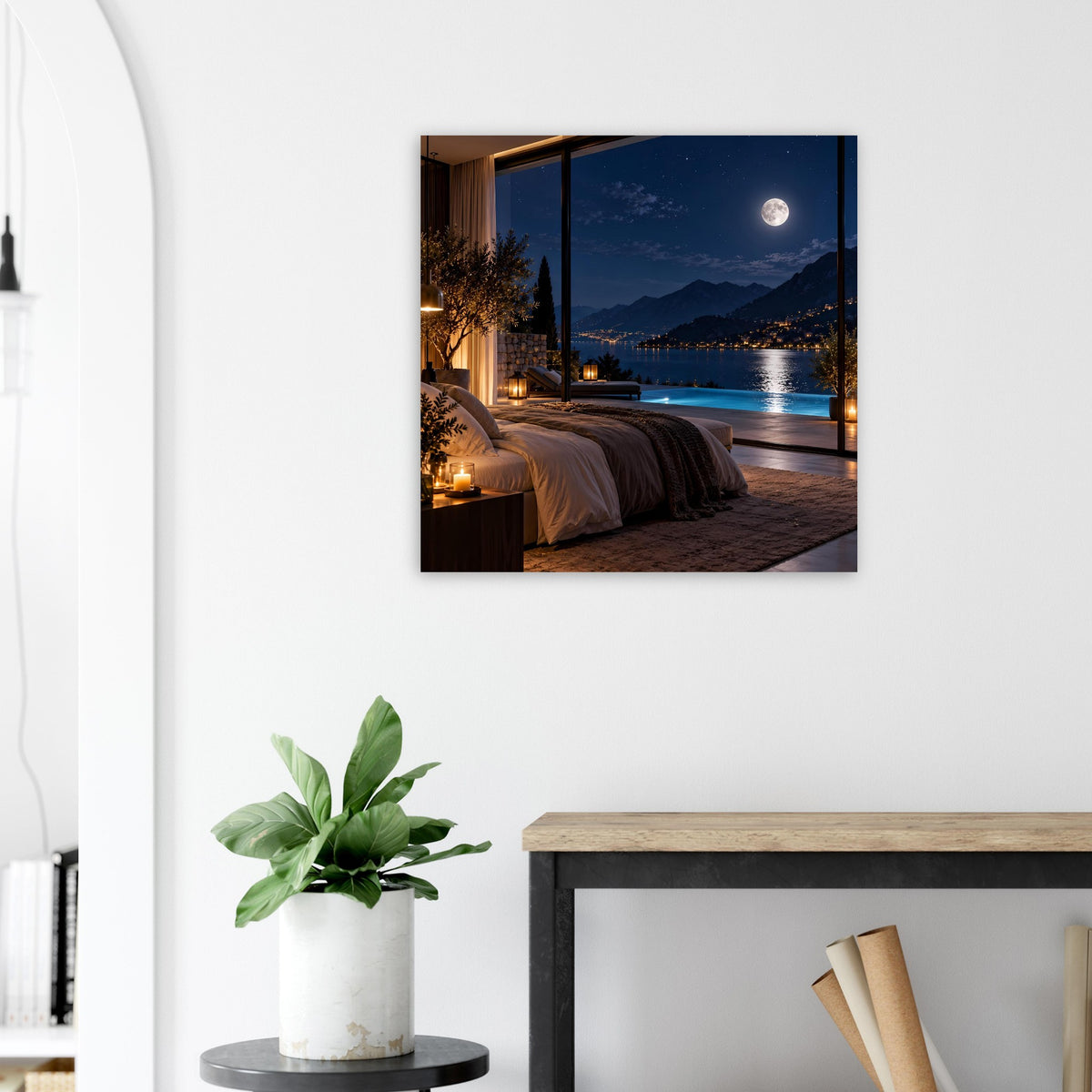 Poster mit ruhiger Mondnacht am Wasser: beleuchtete Terrasse und im Fenster sichtbares Bett
