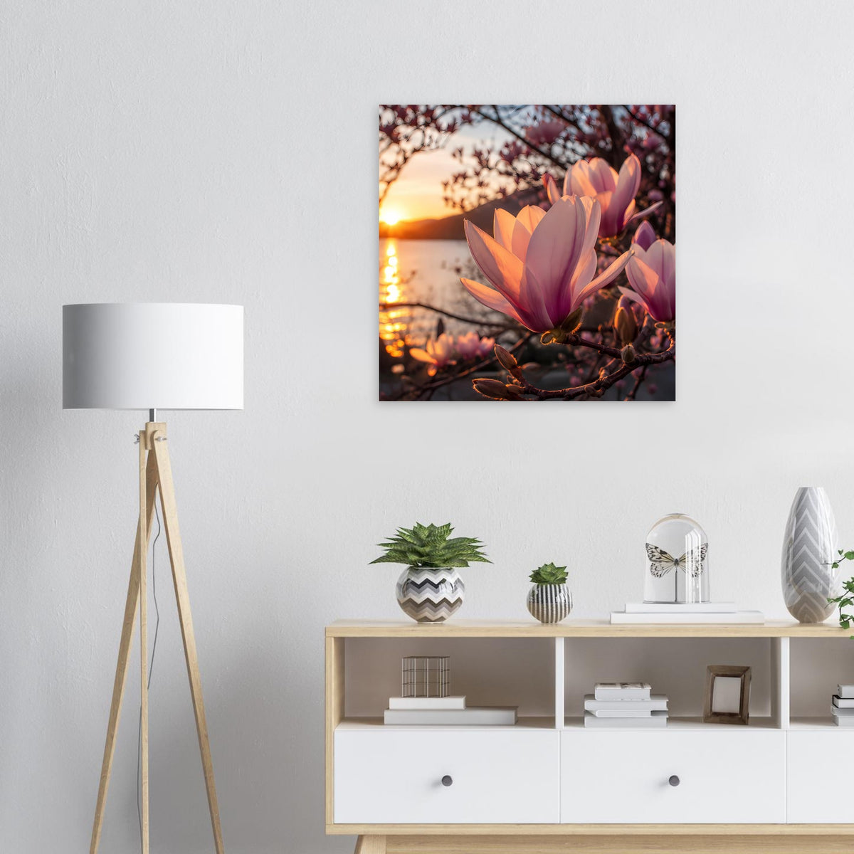 Blumenposter mit Magnolienblüten vor Sonnenaufgang, quadratisch über Sideboard