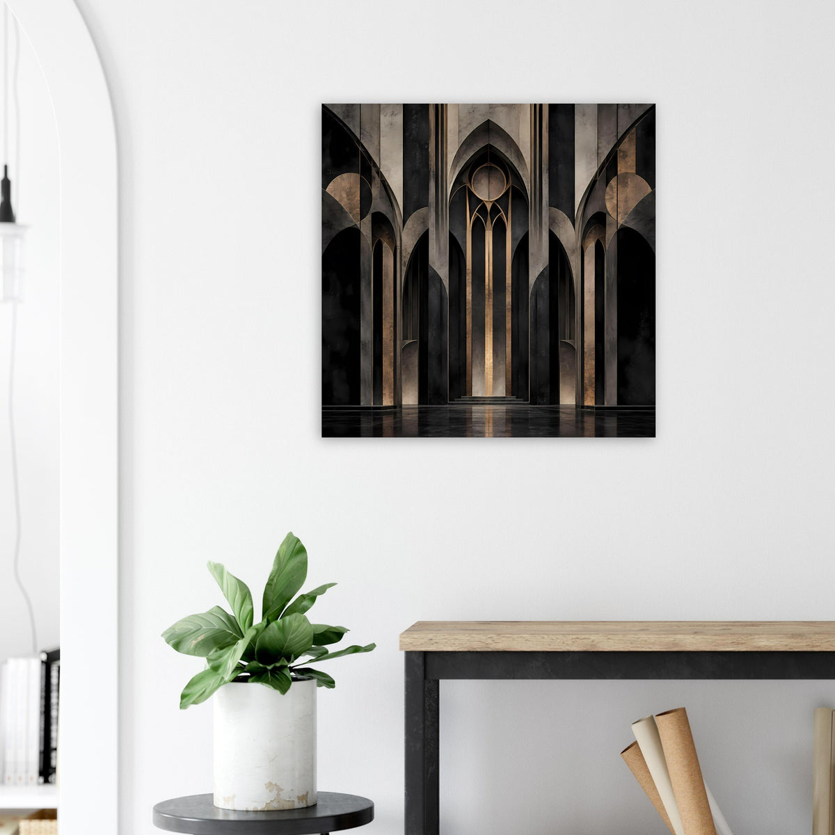 Wandposter: gotische Arkaden mit hohen Spitzbögen und goldbraunen Lichtstreifen