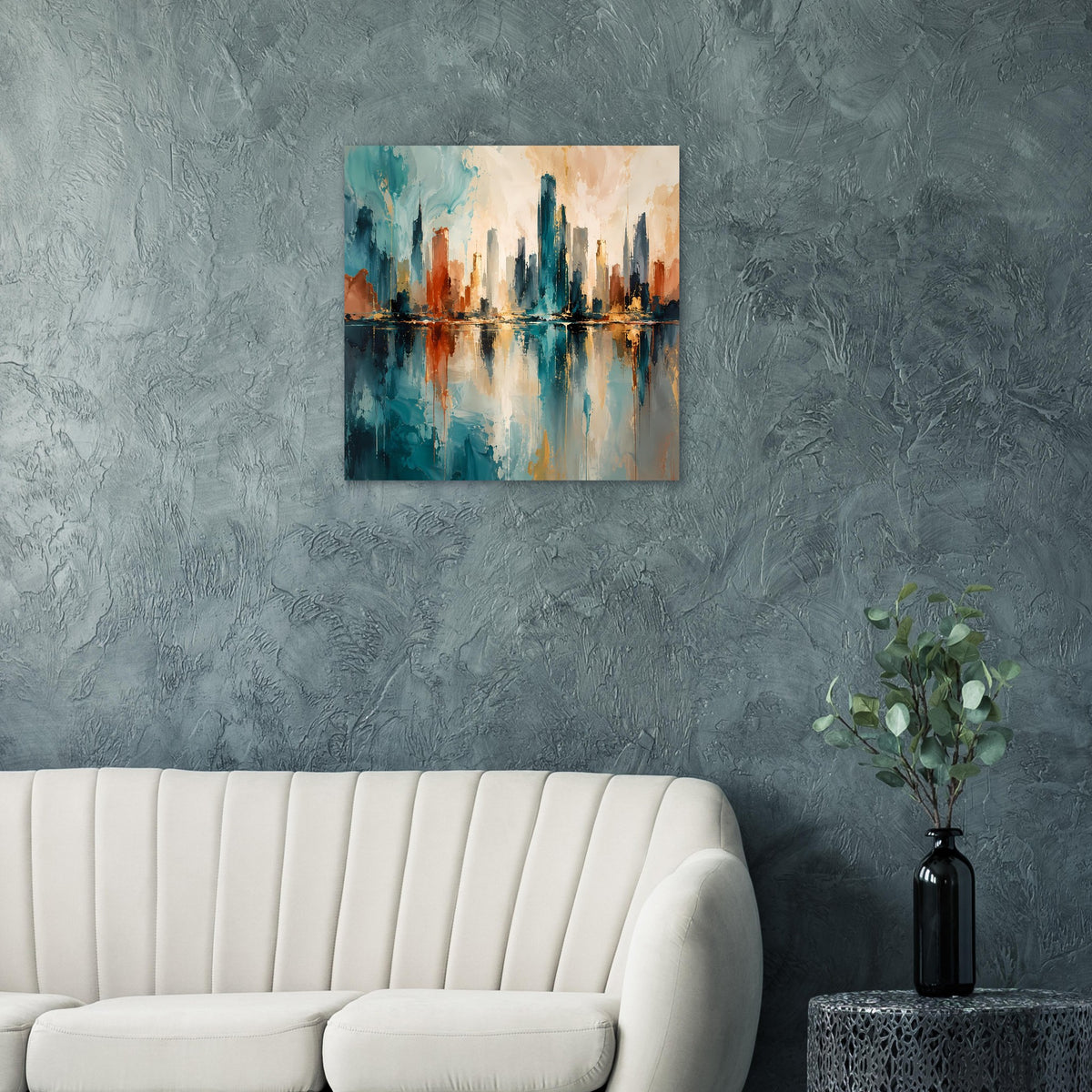 Abstraktes Skyline-Poster mit Spiegelung, Blau, Gold und Rost auf grauer Wand
