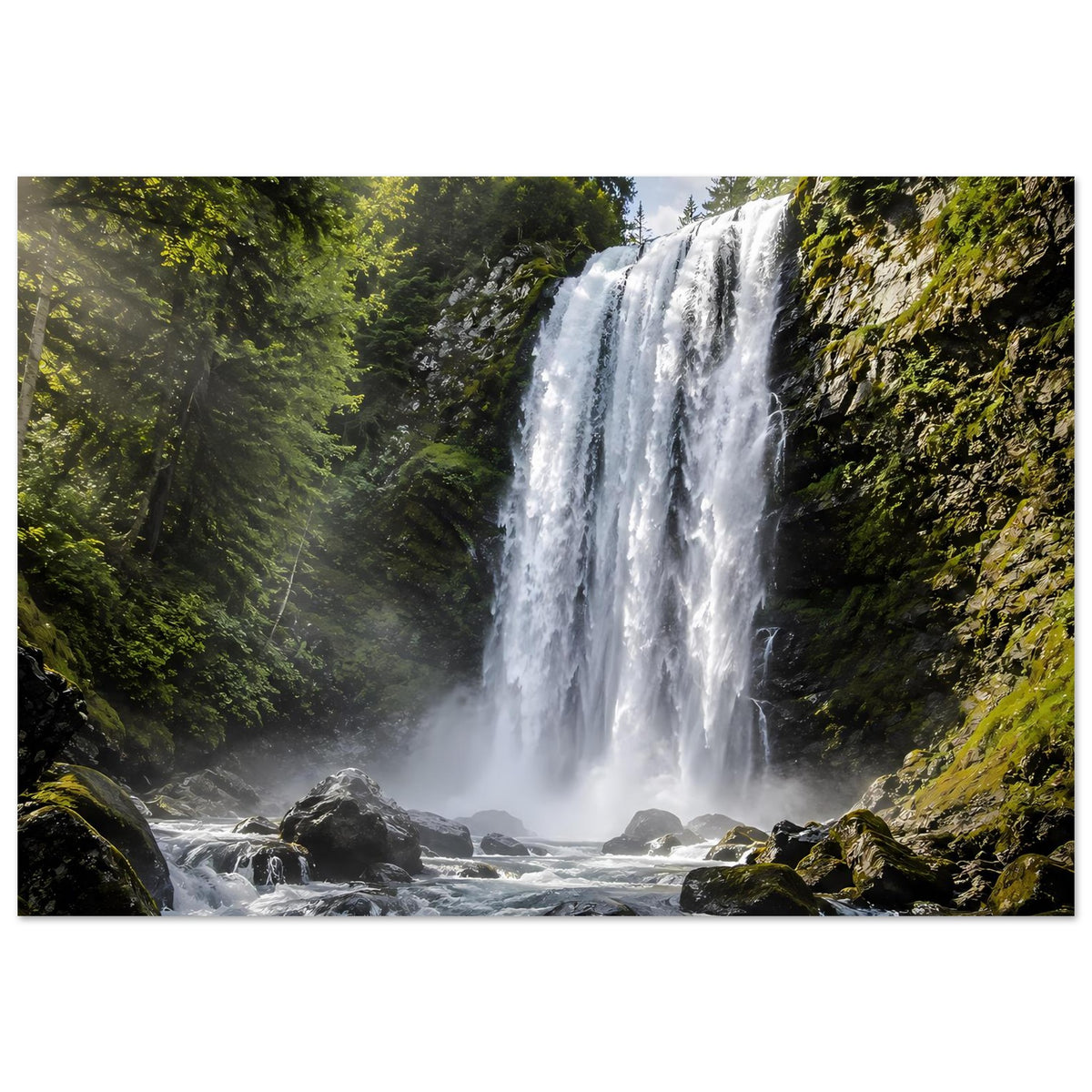 Premium-Poster mit Wasserfall und Bachlauf, dunkle Steine und grüne Bäume, Hochformat.