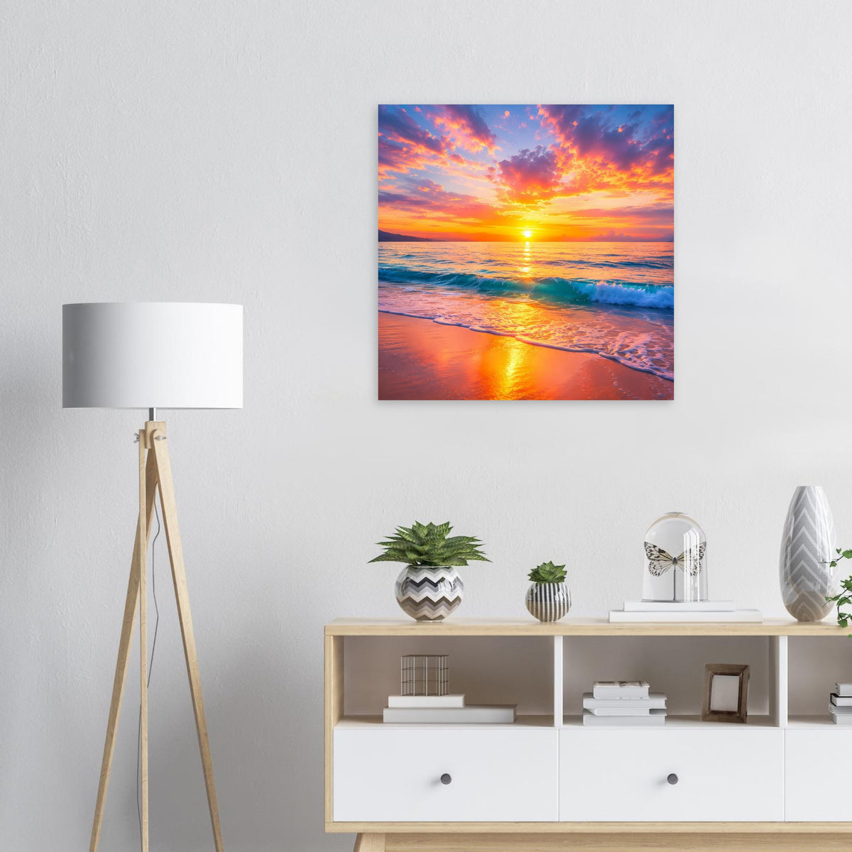 Poster mit Sonnenuntergang am Strand, Meer spiegelt goldenes Licht, kräftige Farben