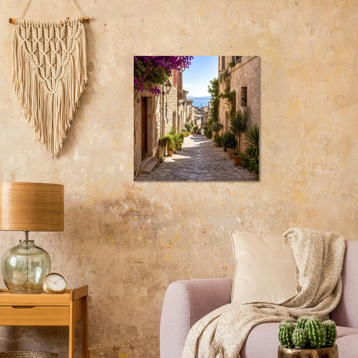Quadratisches Poster: Perspektive in die Gasse zwischen Häusern, lila Blüten und Grün