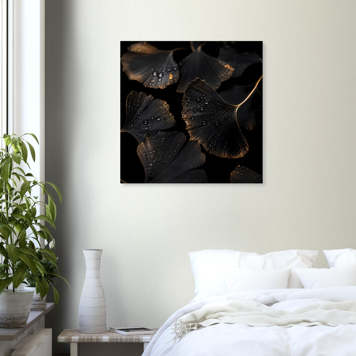 Quadratisches Wandposter: schwarze Ginkgo-Blätter mit goldenen Akzenten, im schwarzen Rahmen
