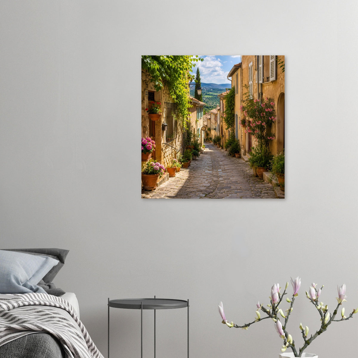 Mediterranes Gassenposter klein: schmale Straße mit Blumen in Töpfen und gelben Fassaden