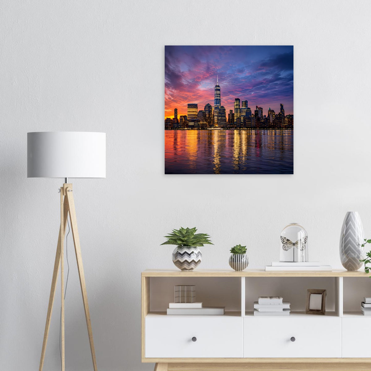 Gerahmtes Poster mit New-York-Skyline bei Dämmerung und Wasser-Reflexionen, Querformat