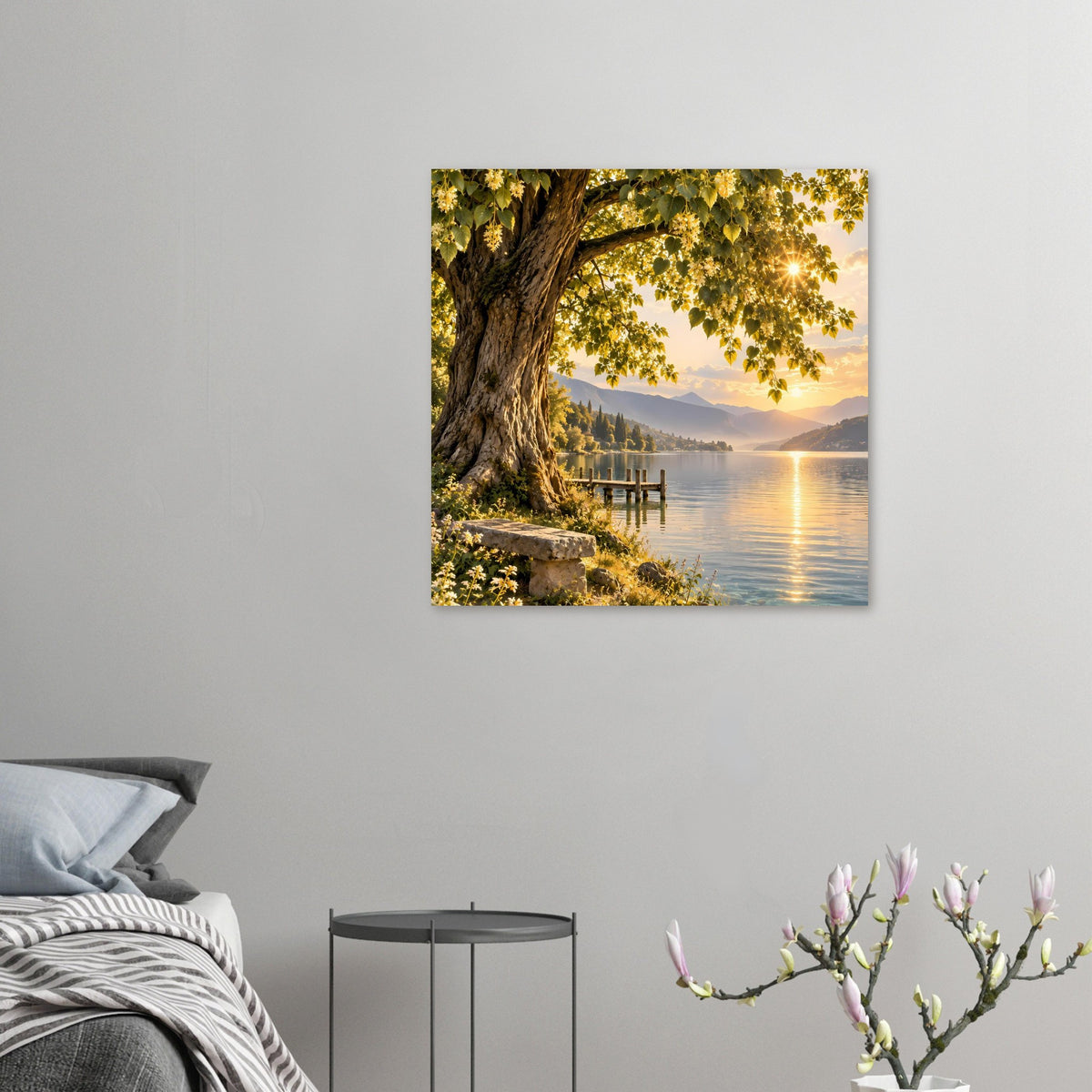 Quadratisches Poster mit altem Baum über dem See und Holzsteg bei warmem Licht