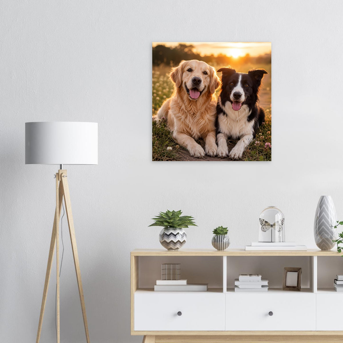 Poster mit zwei Hunden, golden und schwarz-weiß, im warmen Sonnenuntergang