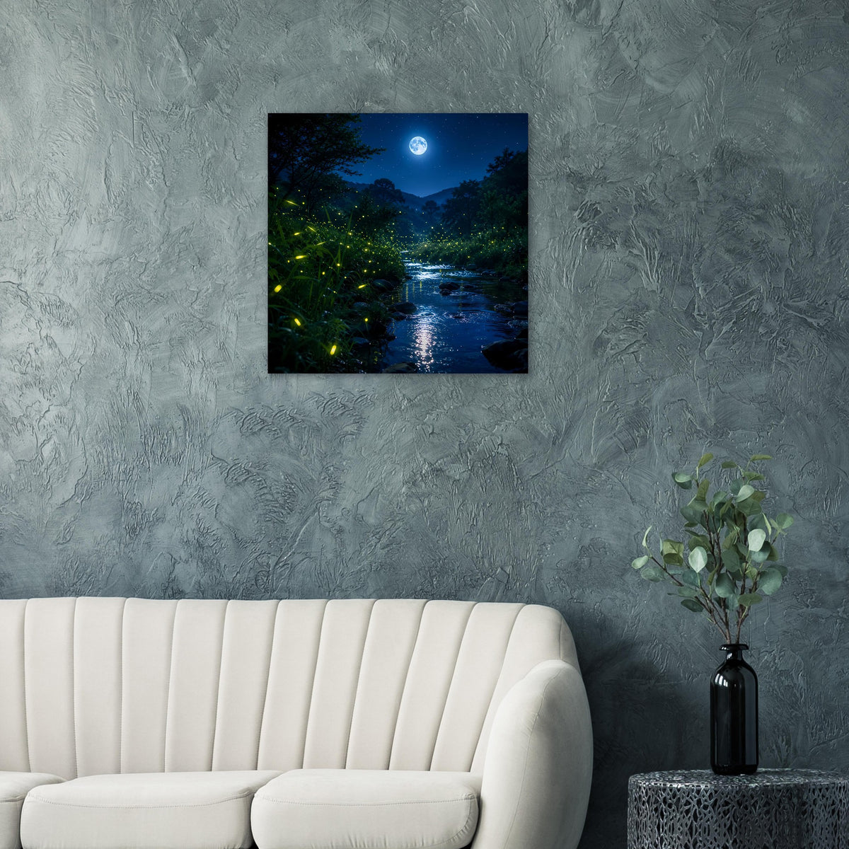 Quadratisches Wandposter mit Fluss im Nachtwald, Mondscheibe und leuchtenden Glühwürmchen
