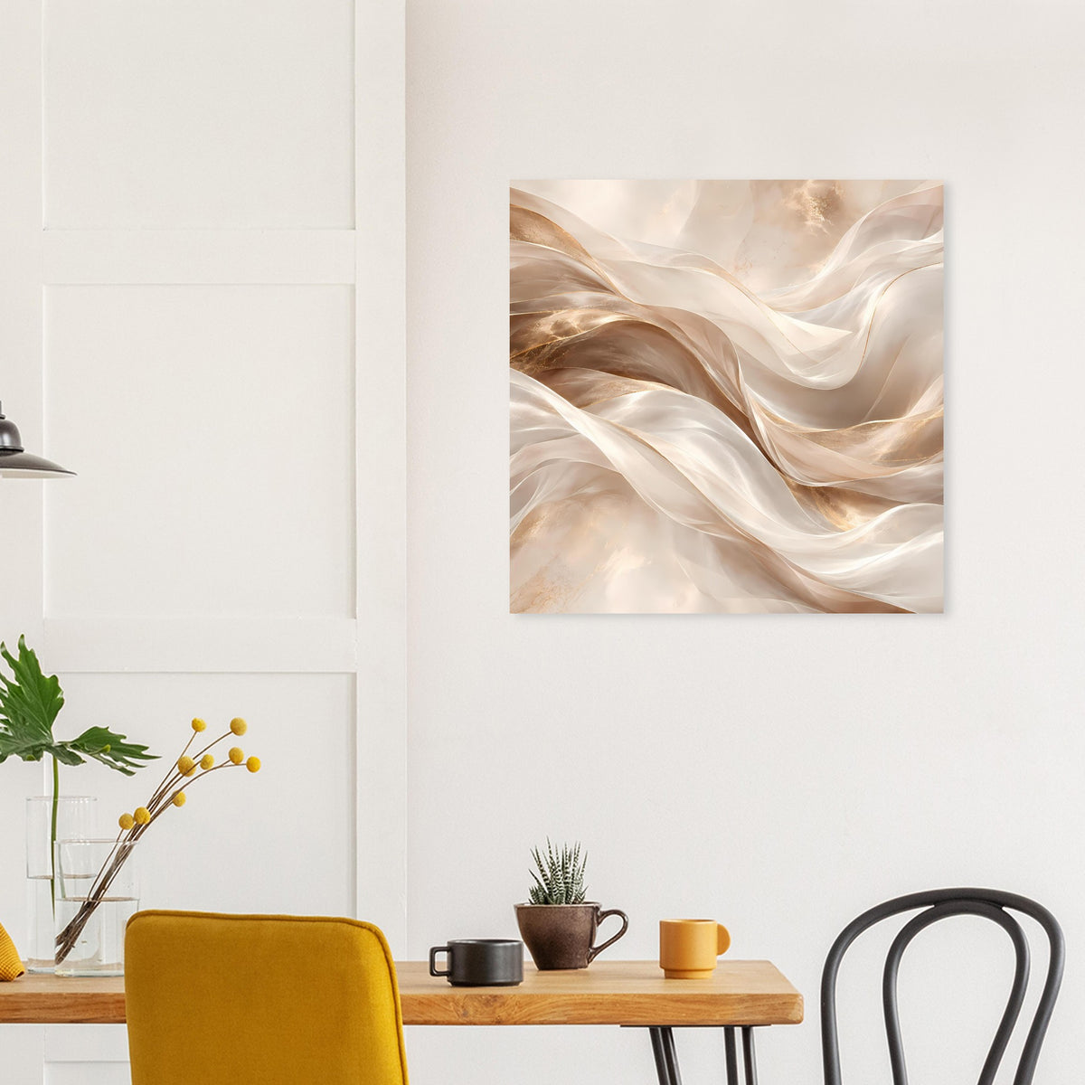 Abstraktes Wellen-Poster mit beigen und goldenen Falten und eleganten Schwüngen