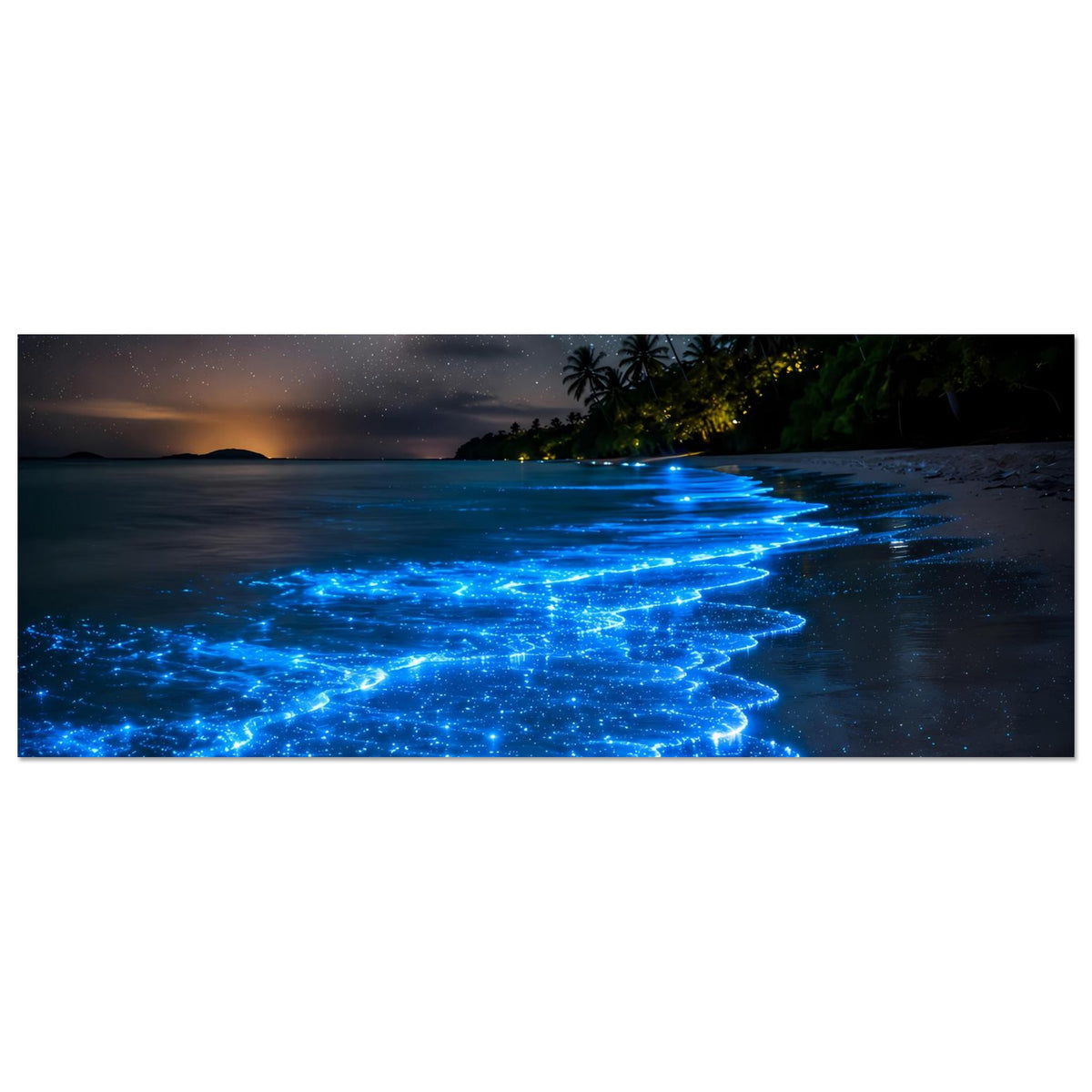 Leuchtendes Strandposter im Querformat mit blau glühenden Wellen auf nassem Sand