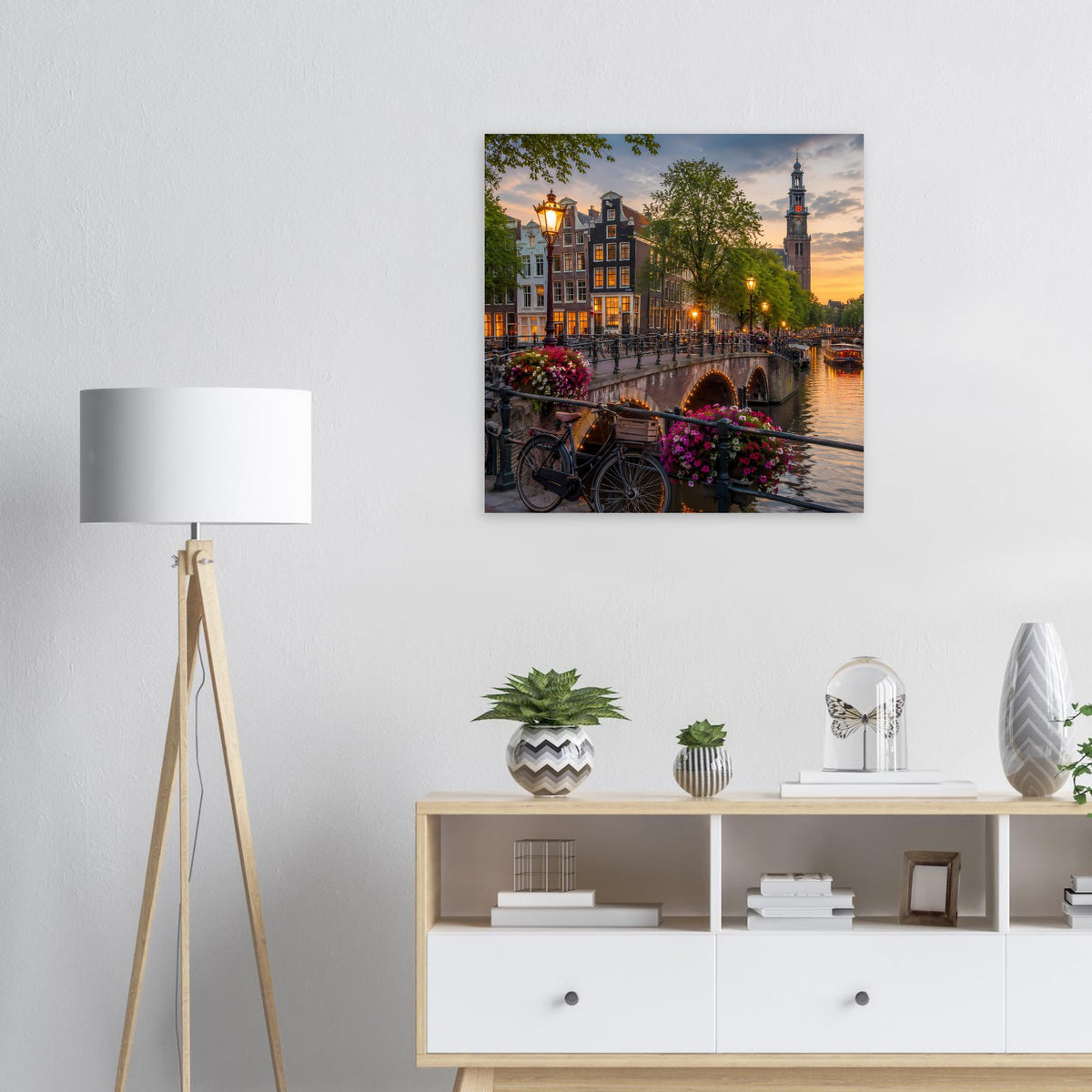 Poster mit Amsterdamer Abendlicht: Kanal, Fahrräder und historische Häuser
