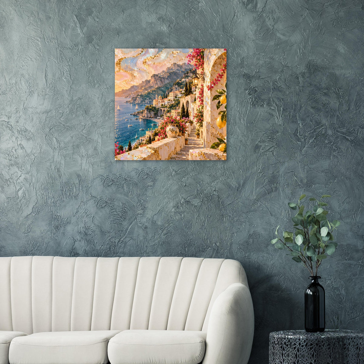 Quadratisches Wandposter mit mediterraner Küste, Häusern am Hang und warmem Himmel