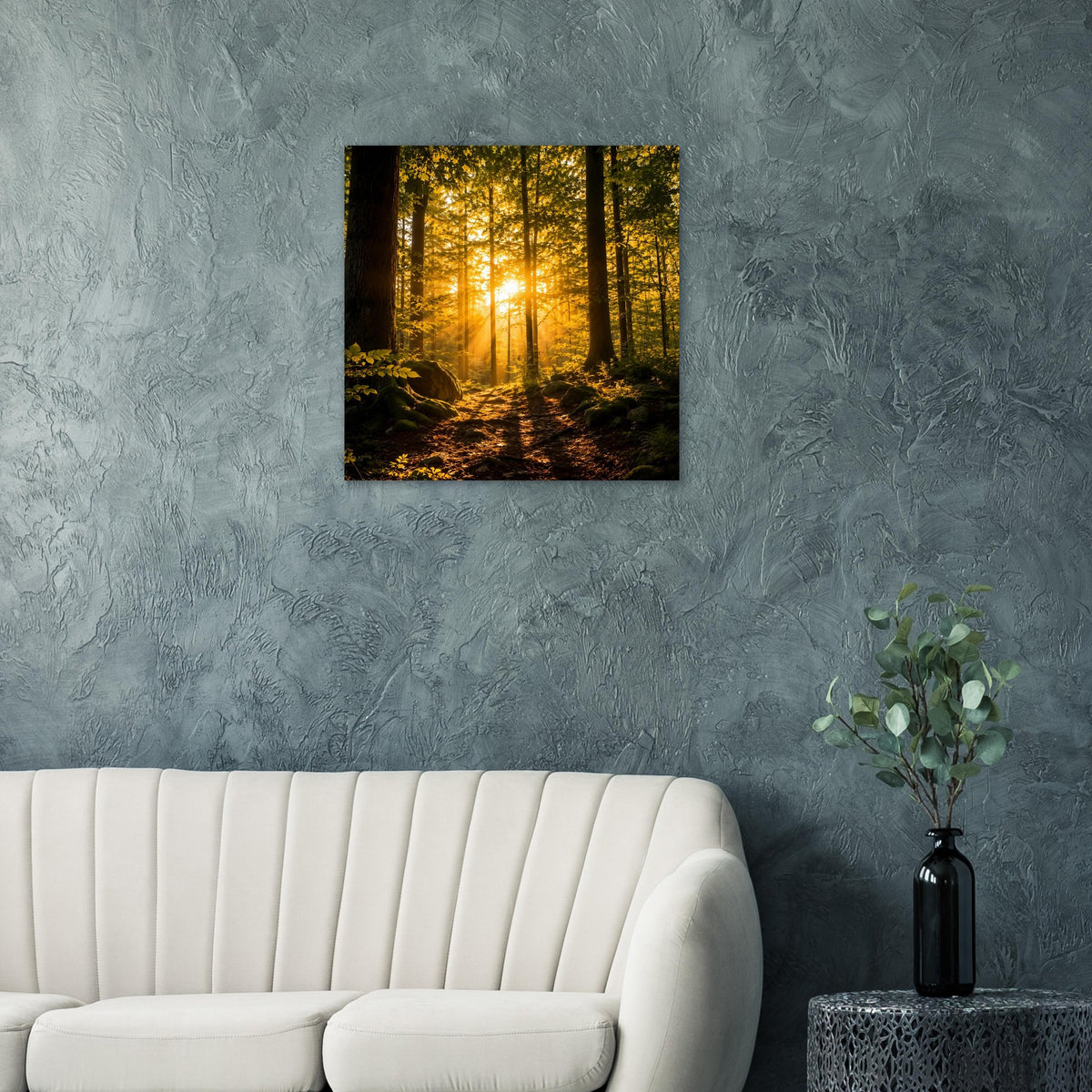 Quadratisches Poster mit Waldweg im goldenem Licht und tiefer Perspektive durch Bäume