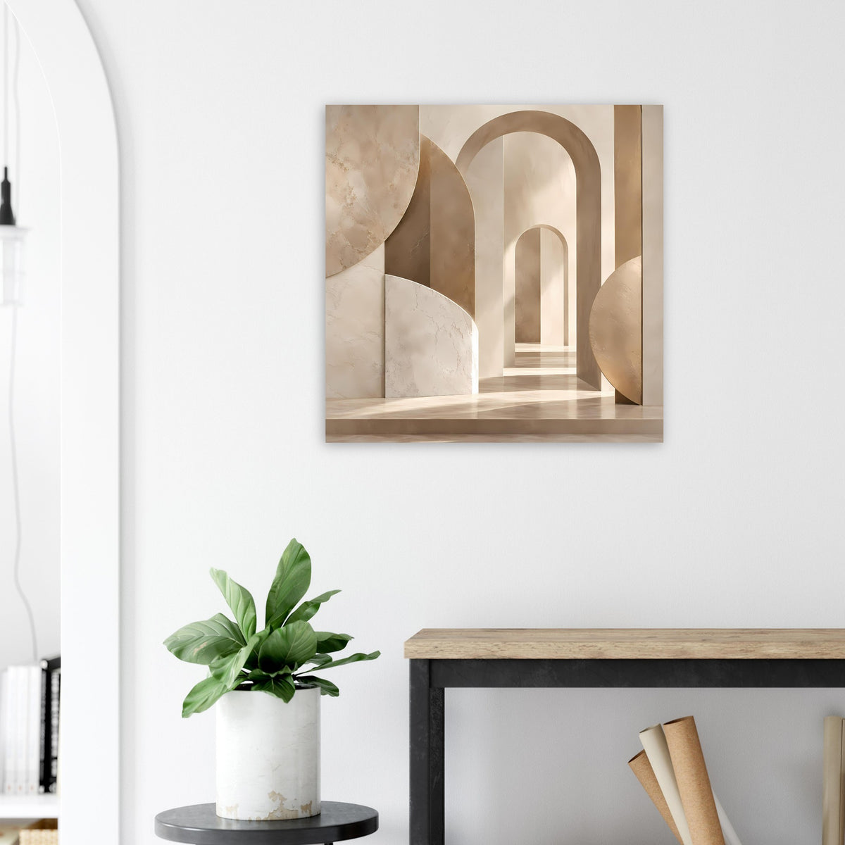 Quadratisches Kunstposter mit beigen Bogenformen und Marmorstruktur.
