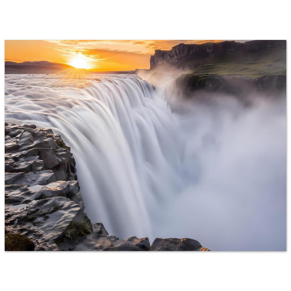 Poster mit großem Wasserfall über Felsen bei Sonnenuntergang, weiße Gischt und Lichtstrahl