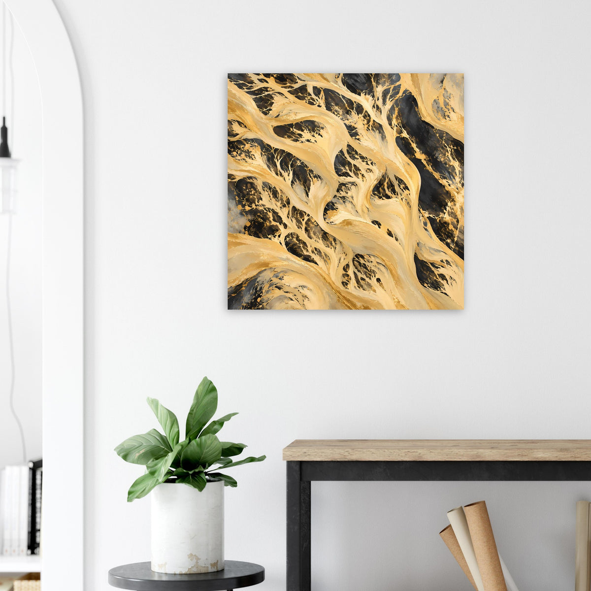 Abstraktes Kunstposter mit gold-schwarzer Marmoroptik, quadratisch