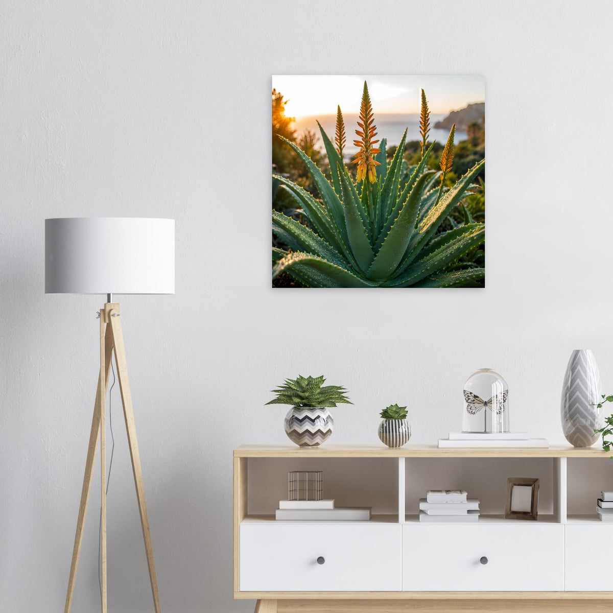 Wandposter mit Aloe-Pflanze: grüne Blätter und orangefarbene Blütenstände