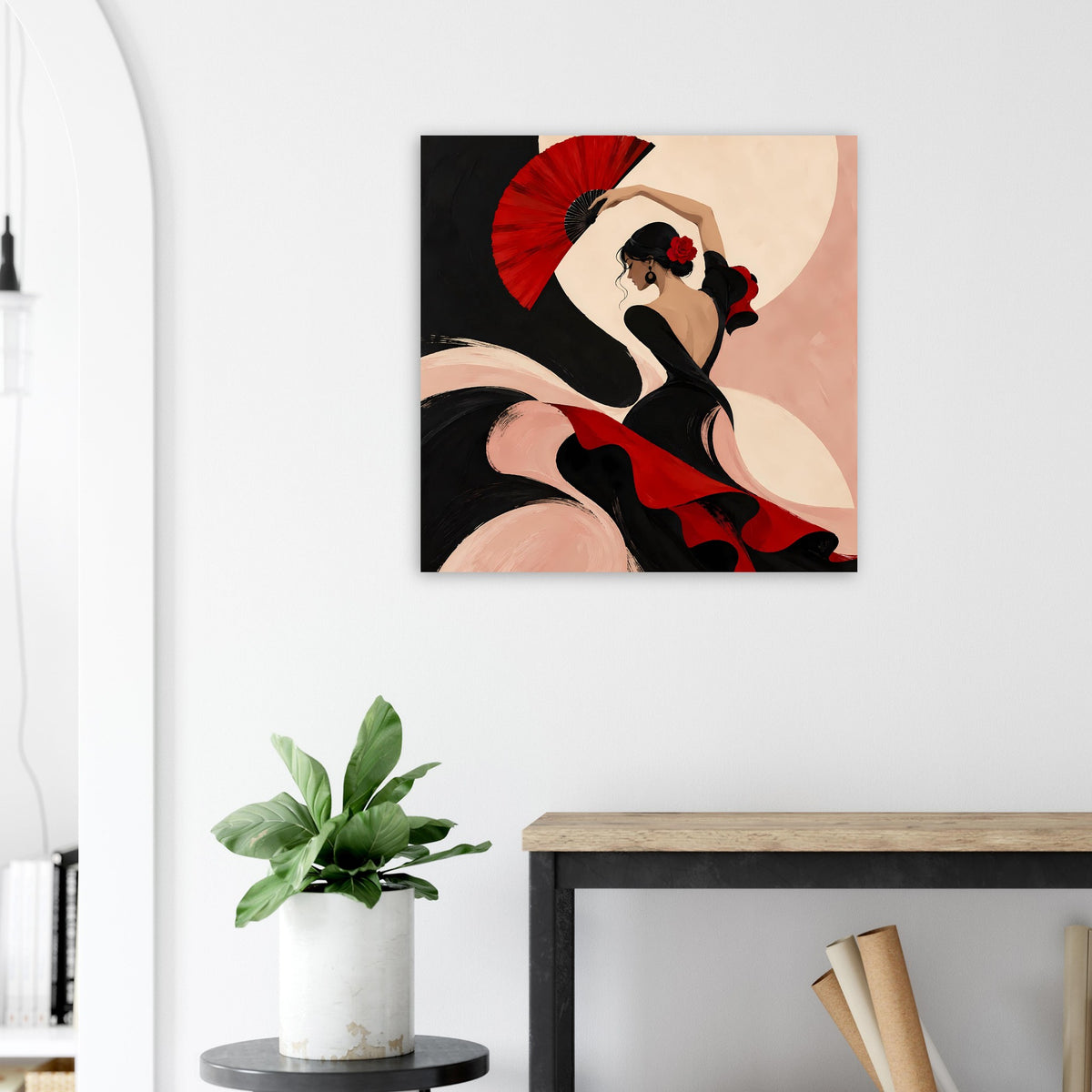 Quadratisches Poster mit Flamenco-Tänzerin im schwarzen Kleid, rotem Fächer und Blumen im Haar.