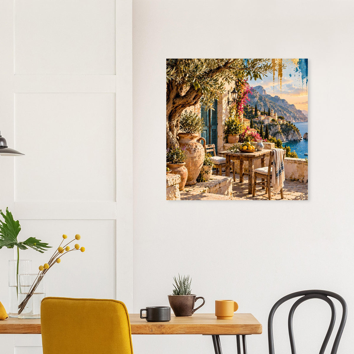 Mediterranes Poster: Terrasse mit Tisch und Blumen, Meerblick zwischen Küstenfelsen