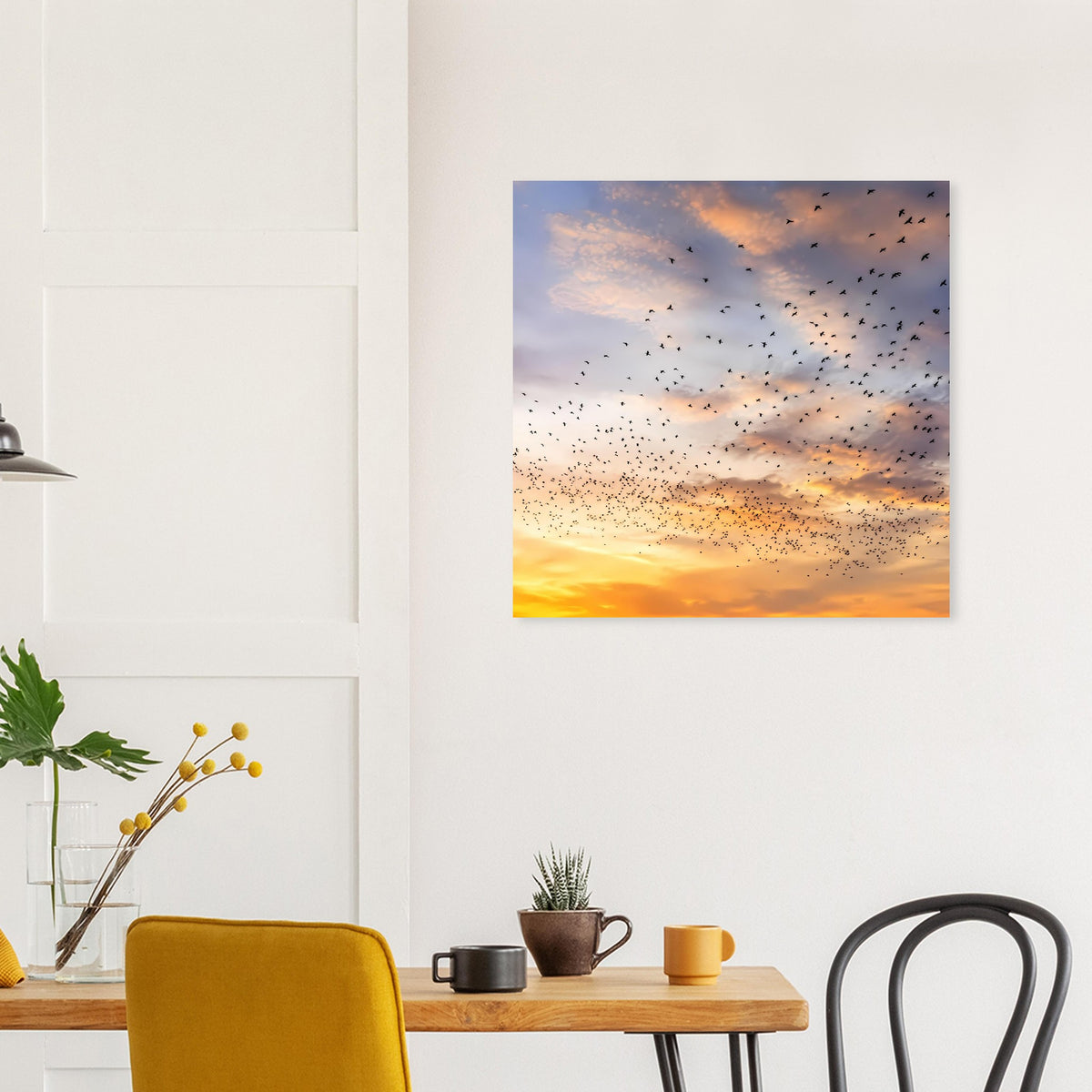 Quadratisches Wandposter: Abendhimmel in Gold und Orange mit Vogelschwärmen