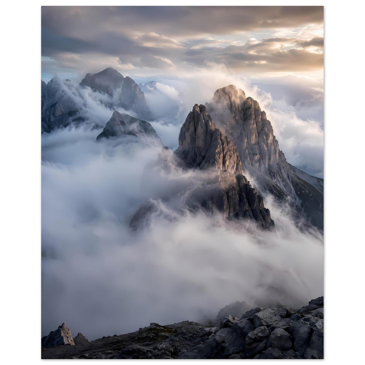 Poster mit Felsen und Wolkenmeer, markantes Bergmassiv, Querformat mit Steinvordergrund