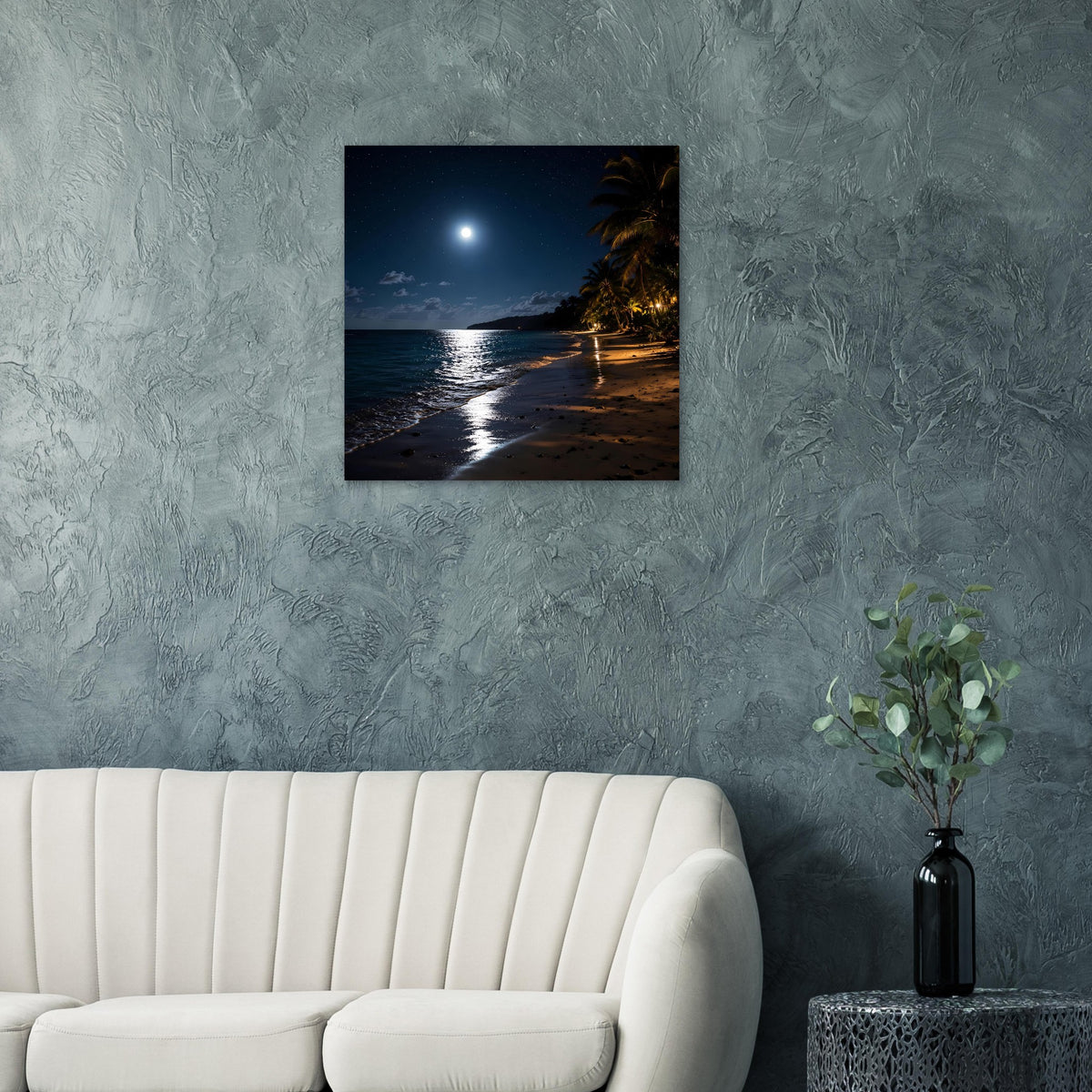 Serene Moonlit Strandposter, schwarz gerahmt: Mondlicht auf dem Strand mit Blick auf das Meer.
