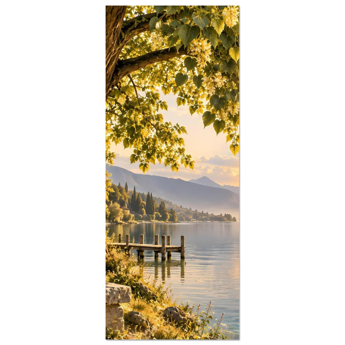 Poster im Hochformat: Baum mit Laub über See, Holzsteg und warme Abendstimmung