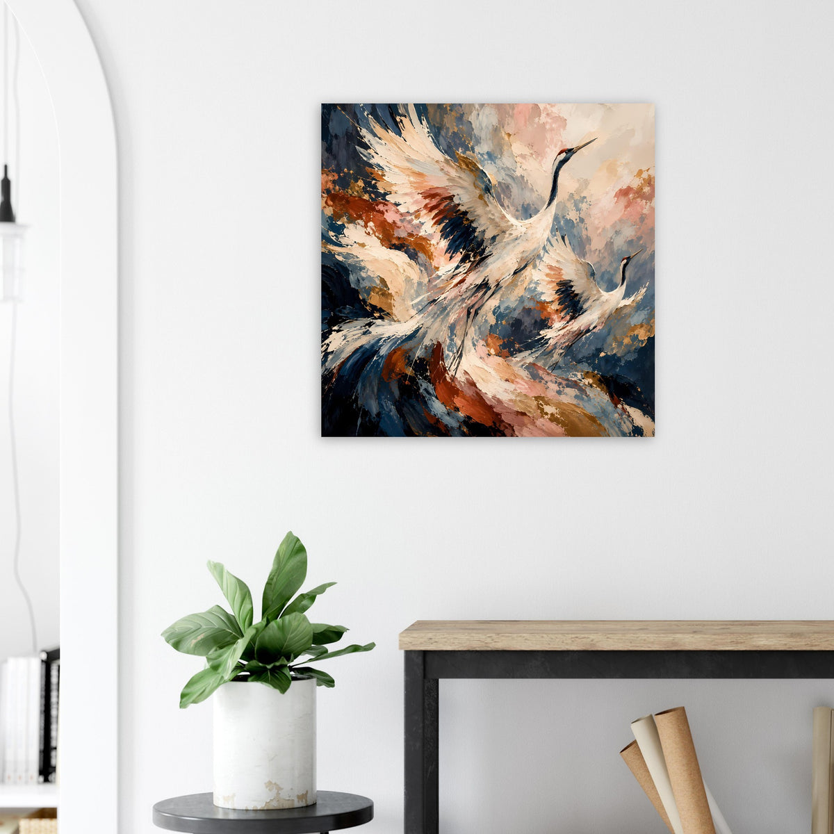 Wandposter mit fliegenden Kranichen in Aquarelloptik, sanfte Erdtöne, im Rahmen