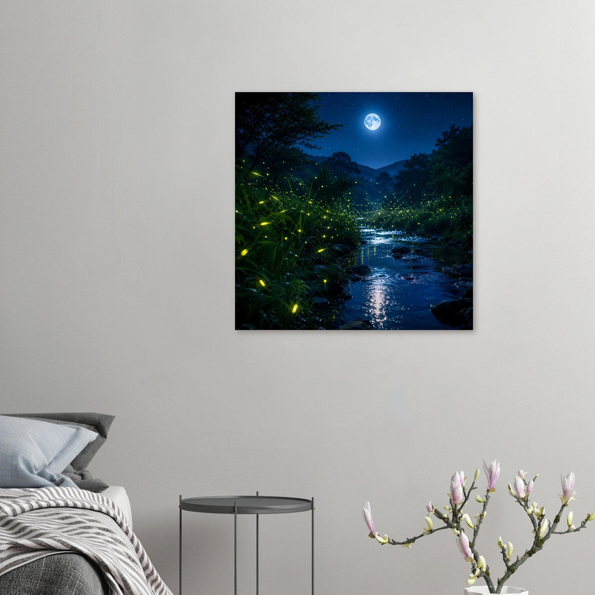 Kleines Poster: Fluss in der Nacht mit Glühwürmchenlichtern und Mond über dem Wald, matt